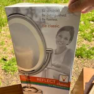 Light up makeup mirror